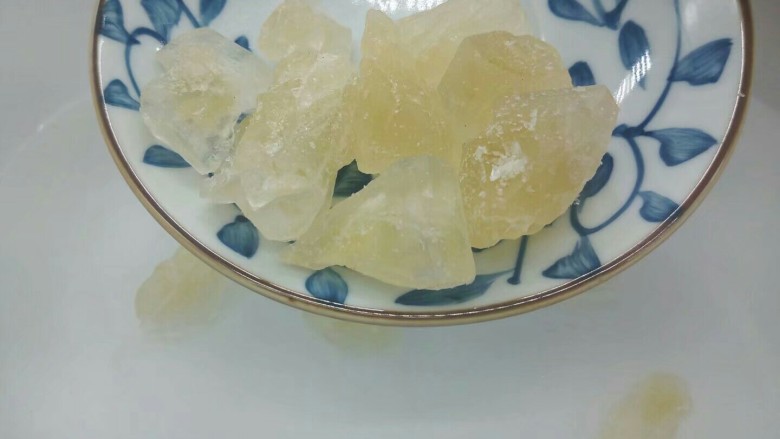 自制菠萝罐头,准备一个干净的锅,加适量的清水,加入冰糖,我选的是土冰糖,家里没有准备的就用白糖代替,口感肯定是冰糖的好,开大火把水烧开