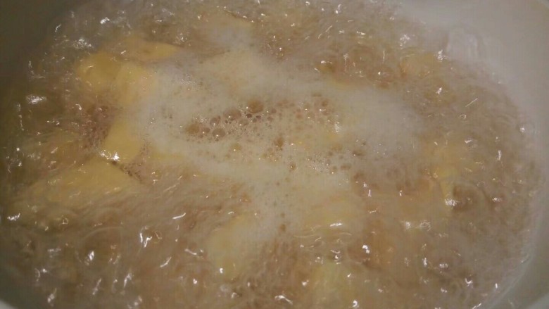 自制菠萝罐头,煮的时间可以根据自己对菠萝口感要求来煮,喜欢吃软一点的,可以煮个10分钟,喜欢稍微硬一点的,就煮5分钟