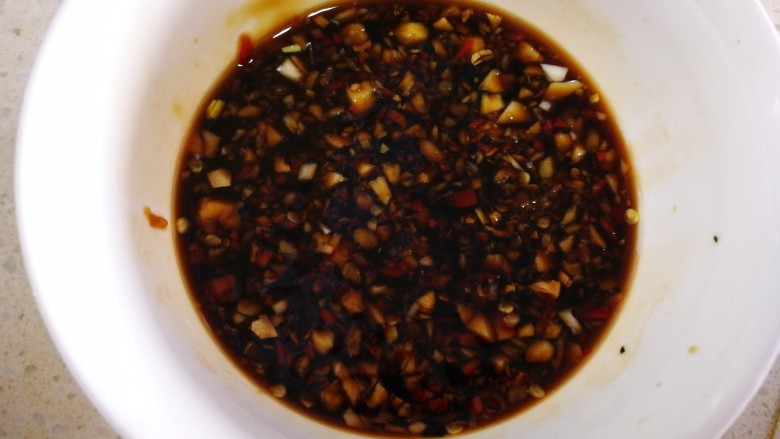 紫苏豆腐,加入,一勺酱油,半勺蚝油,一勺陈醋,半勺白糖,搅拌均匀备用