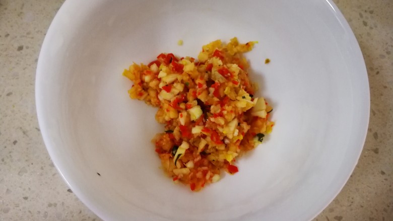 紫苏豆腐,蒜米,<a style='color:red;display:inline-block;' href='/shicai/ 37'>姜</a>,辣椒,一起剁碎备用