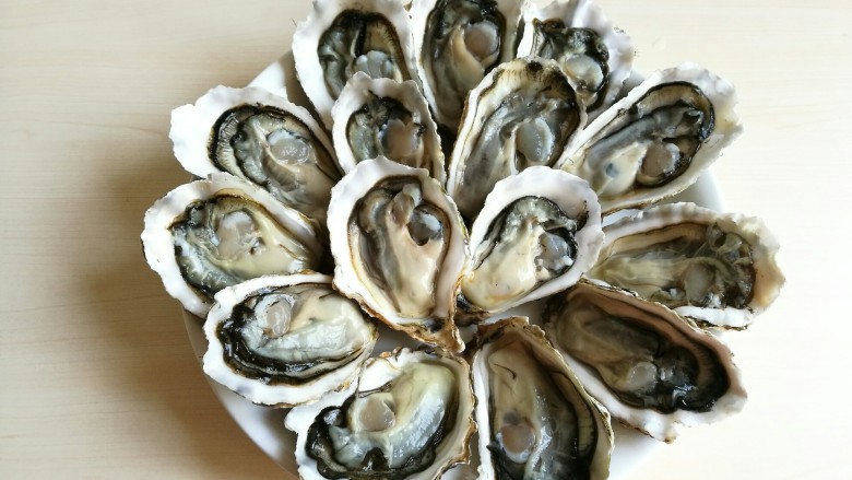 蒜蓉粉丝蒸生蚝,选择新鲜的<a style='color:red;display:inline-block;' href='/shicai/ 200'>生蚝</a>，将<a style='color:red;display:inline-block;' href='/shicai/ 200'>生蚝</a>外壳用刷子刷洗干净，用刀子撬开蚝壳。