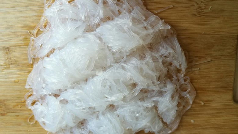 蒜蓉粉丝蒸生蚝,捞出控水后用刀切断。
