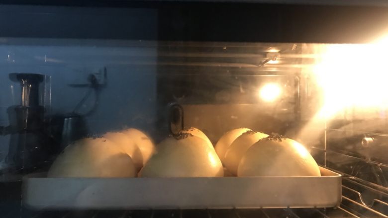 蛋黄豆沙小餐包,送进提前预热好的烤箱中层上下火180度25分钟,上色满意后立即加盖锡纸。