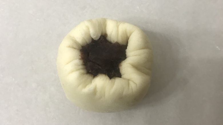 蛋黄豆沙小餐包,用虎口收口,再捏紧收口,收口朝下滚圆