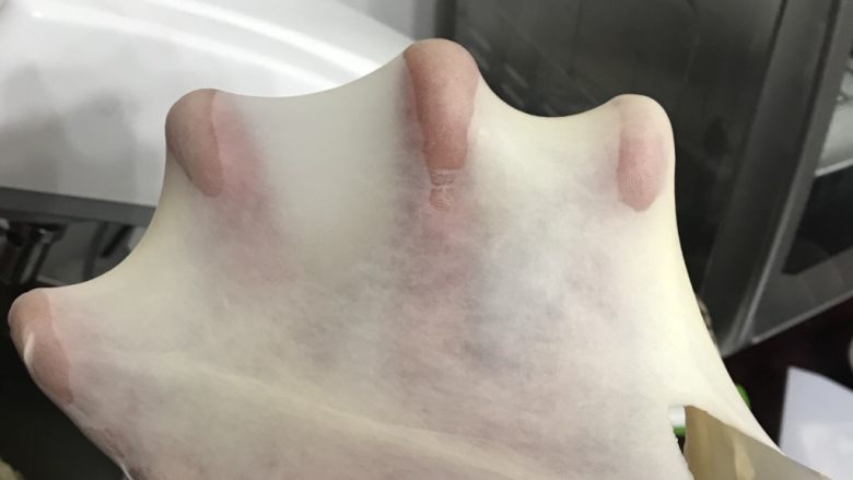 蛋黄豆沙小餐包,揉至扩展阶段,能够拉出比较结实的手套膜,洞口边上有锯齿状