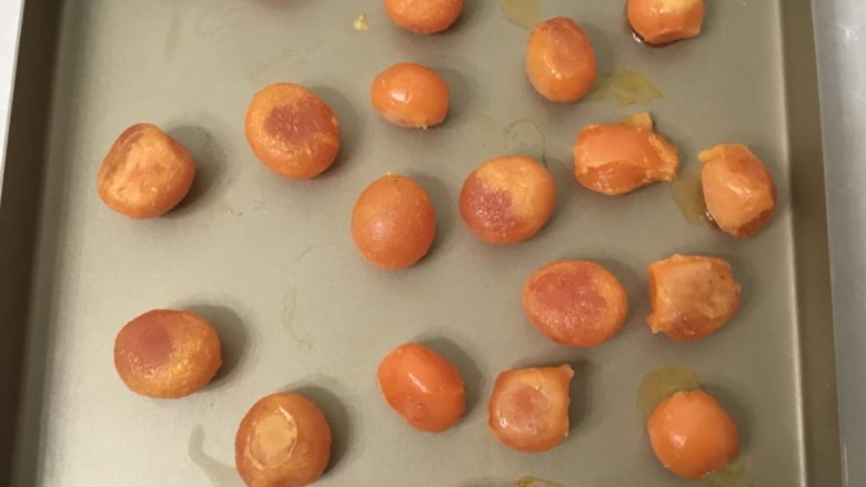 蛋黄豆沙小餐包,把蛋黄放入烤盘喷上高度白酒,烤箱提前预热,上下火中层180度10分钟左右,放凉备用。