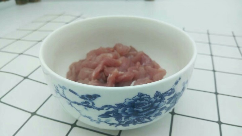 白菜肉丝炒年糕,<a style='color:red;display:inline-block;' href='/shicai/ 429'>瘦肉</a>切丝、加<a style='color:red;display:inline-block;' href='/shicai/ 788'>生抽</a>、蕃薯粉、细盐拌均匀腌制10分钟