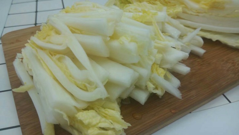 白菜肉丝炒年糕,<a style='color:red;display:inline-block;' href='/shicai/ 114'>白菜</a>对半切开,竖着切几下,横着再切段