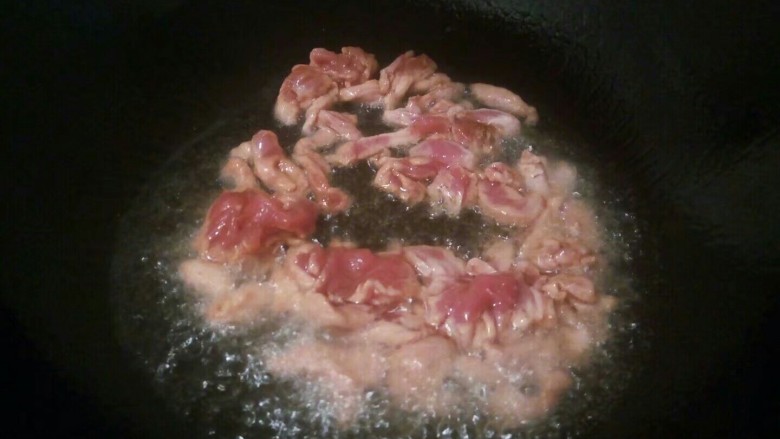 白菜肉丝炒年糕,锅里加少许的油,油温上升加瘦肉翻炒,先不用动它