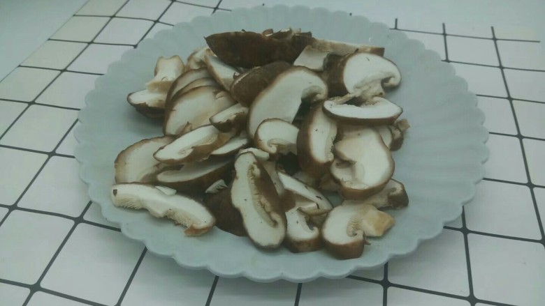 白菜肉丝炒年糕,香菇用流水冲洗一下,再用淘米水泡10分钟冲洗干净,这样可以洗去香菇表面的灰尘跟杂质、再切片