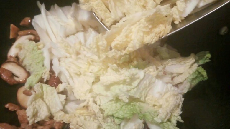 白菜肉丝炒年糕,加白菜丝放锅里炒,不喜欢白菜的也可以换成青菜、空心菜、圆白菜都可以,没有讲究,爱吃啥就放啥
