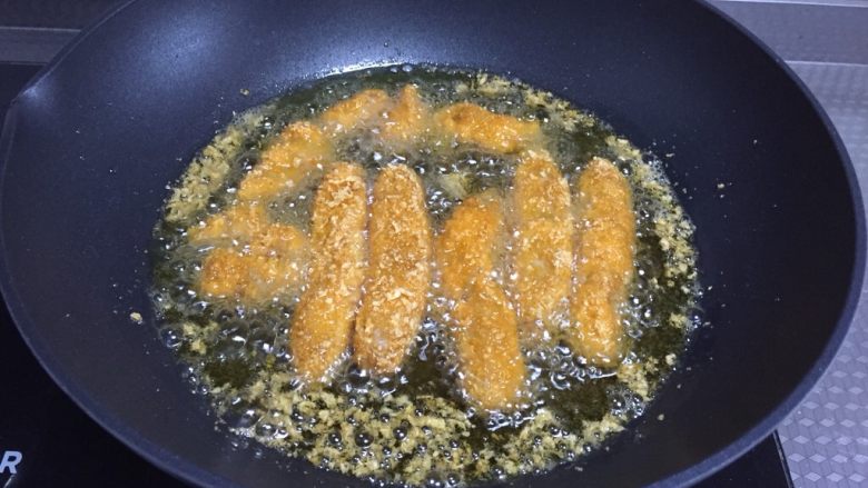 香酥龙利鱼柳,翻面,两面颜色金黄