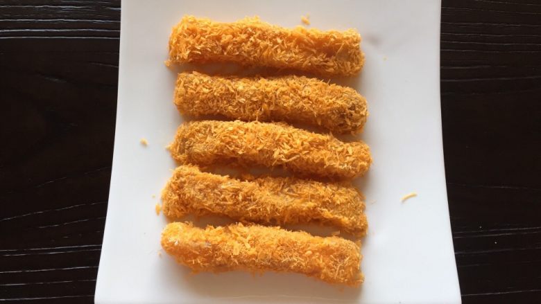 香酥龙利鱼柳,腌制完成,按照面粉,鸡蛋液,面包糠的顺序,包裹鱼柳