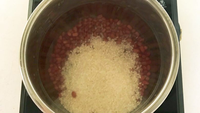 祛湿养生粥 赤豆甘薯糯米粥,加入糯米,烧开后煮15分钟