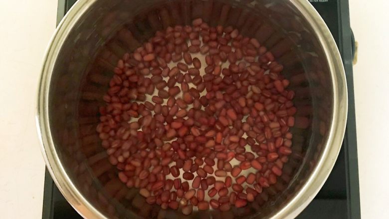 祛湿养生粥 赤豆甘薯糯米粥,大火烧开后小火煮20分钟