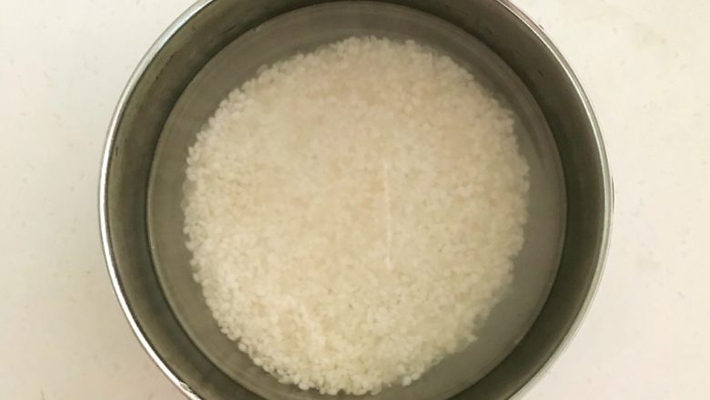 祛湿养生粥 赤豆甘薯糯米粥,把糯米清洗干净,浸泡30分钟