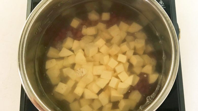 祛湿养生粥 赤豆甘薯糯米粥,加入甘薯