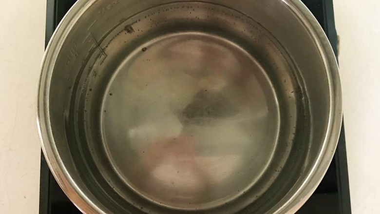 祛湿养生粥 赤豆甘薯糯米粥,锅里加入冷水