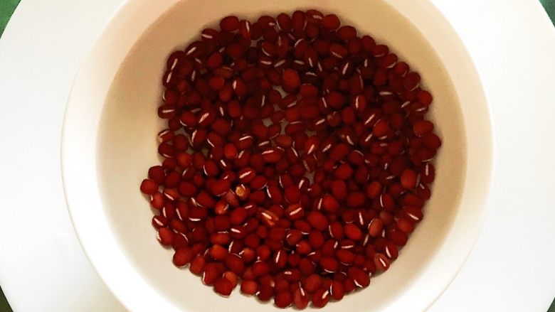 祛湿养生粥 赤豆甘薯糯米粥,把红小豆用冷水浸泡12小时(我用的这个红豆浸泡了一夜)