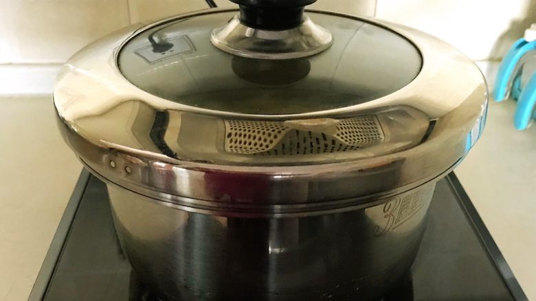 祛湿养生粥 赤豆甘薯糯米粥,盖上锅盖,大火烧开后小火煮30分钟