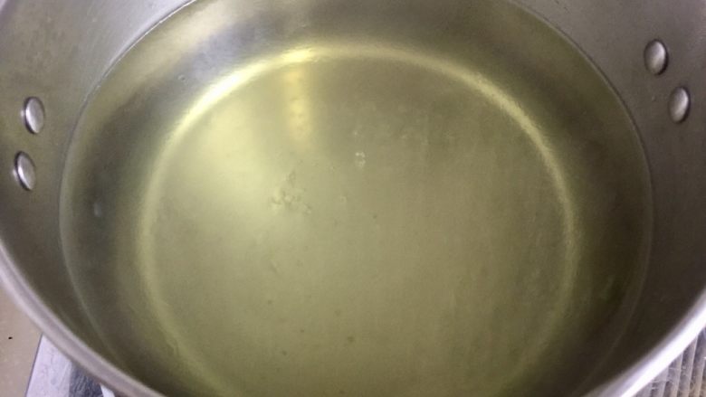 翠羽红霞映玉光➕荷兰豆滑炒鸡片,可以重新准备一锅水,煮开,阿晨今天偷懒了😛