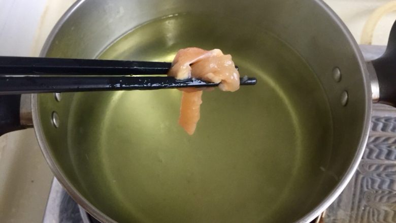 翠羽红霞映玉光➕荷兰豆滑炒鸡片,转小火,把腌制后的鸡胸片加入水中,划散,煮到鸡胸肉变白