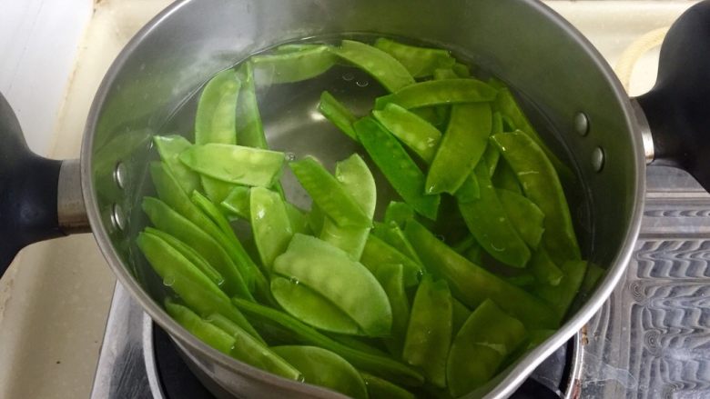 翠羽红霞映玉光➕荷兰豆滑炒鸡片,放入荷兰豆焯烫约一两分钟,荷兰豆如果炒的不熟,会食物中毒。事先焯烫或者炒制的时候分次点水,可以解决这个问题