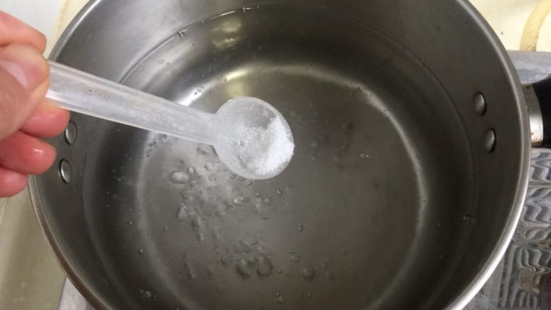 翠羽红霞映玉光➕荷兰豆滑炒鸡片,坐锅烧水,水开,放入少许食盐