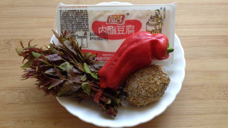 香椿皮蛋拌豆腐,备好所需食材