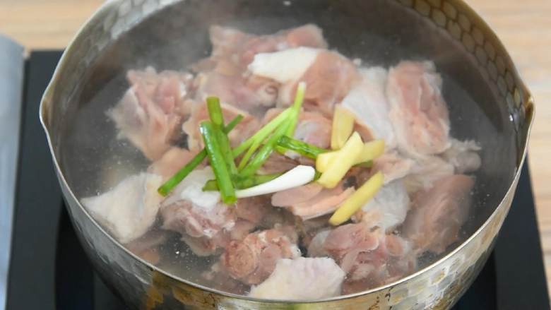 如果一定要有一道下饭菜傍身,或许你可以考虑一下它,鸭腿冷水入锅,加入1勺料酒、葱段、姜片后大火煮沸。