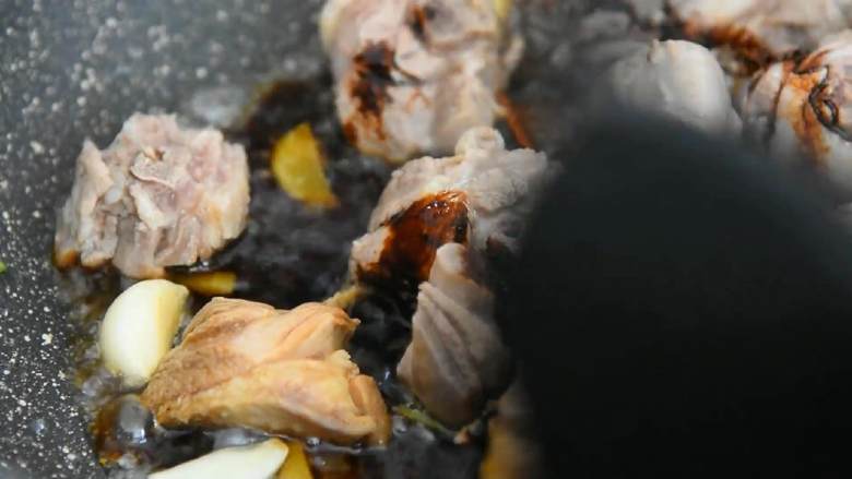 如果一定要有一道下饭菜傍身,或许你可以考虑一下它,加入1勺料酒、1勺生抽、半勺老抽炒匀上色。