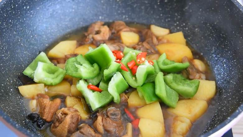 如果一定要有一道下饭菜傍身,或许你可以考虑一下它,加入1勺盐、1勺糖炒匀后大火收汁即可。