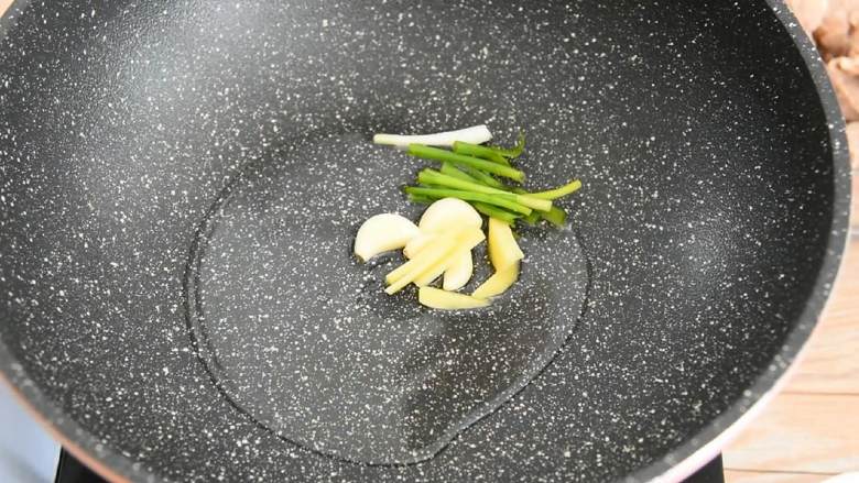 如果一定要有一道下饭菜傍身,或许你可以考虑一下它,热锅冷油,入葱姜蒜爆香。