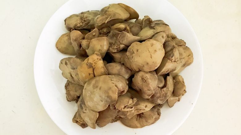 㸆烧香辣鸡肝,把焯好的鸡肝清洗干净,沥干水份
