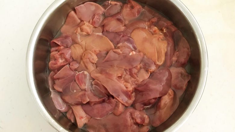 㸆烧香辣鸡肝,处理好的鸡肝放入盆里,加入冷水浸泡30分钟,每隔10分钟换一次水,把鸡肝里面的血水泡出去