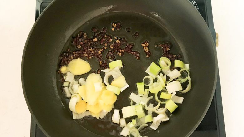 㸆烧香辣鸡肝,加入姜片和葱花,炒出香味