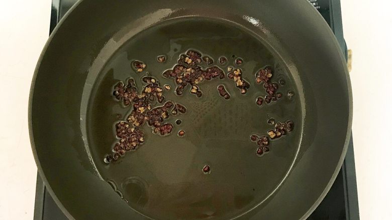 㸆烧香辣鸡肝,炒锅烧热后加入大豆色拉油,油烧热后加入花椒粒,炒出香味