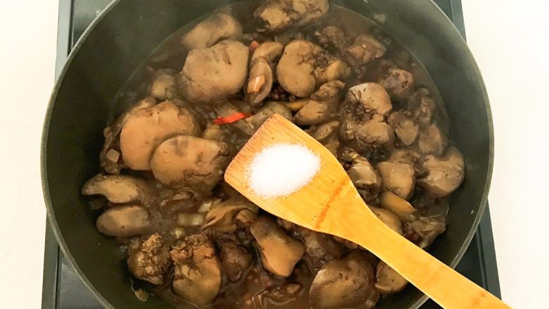 㸆烧香辣鸡肝,加入精盐调匀,再烧3分钟
