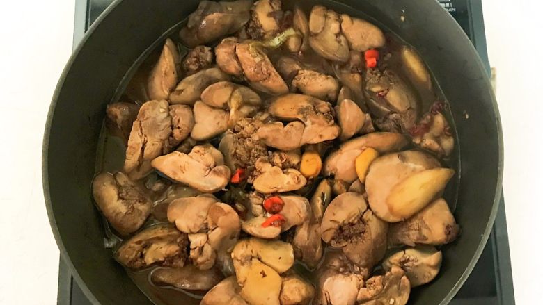 㸆烧香辣鸡肝,加入开水,数量与鸡肝持平即可