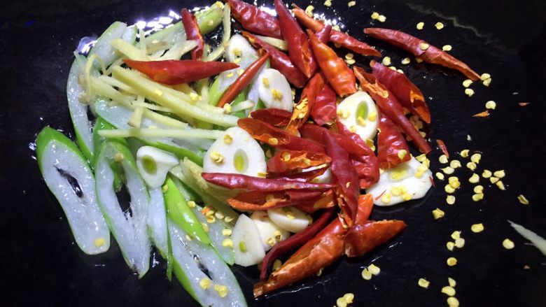 香辣鱼块,锅内留底油,放入配料翻炒几下