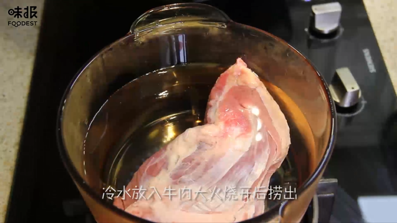 食欲大开的凉拌牛肉,牛肉放入冷水大火烧开焯一下，捞出来用冷水冲洗干净备用