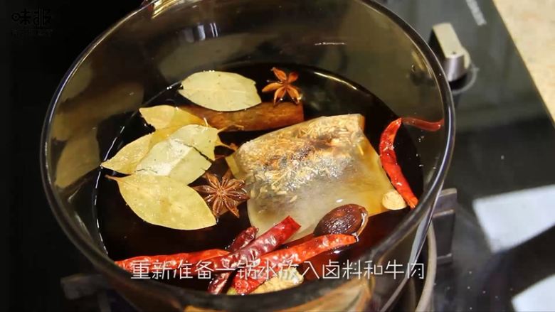 食欲大开的凉拌牛肉,重新另起一锅水放入所有的卤料和牛肉,大火烧开转小火烧60分钟