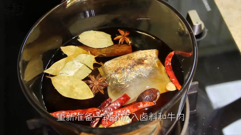 食欲大开的凉拌牛肉,重新另起一锅水放入所有的卤料和牛肉，大火烧开转小火烧60分钟