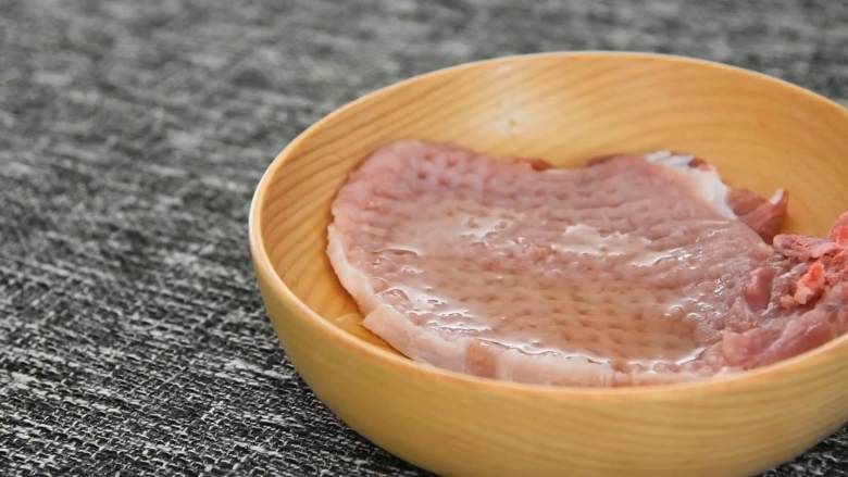 金黄酥脆的炸猪排,猪大排锤松。
加入料酒、黑胡椒、盐,腌制半小时。
