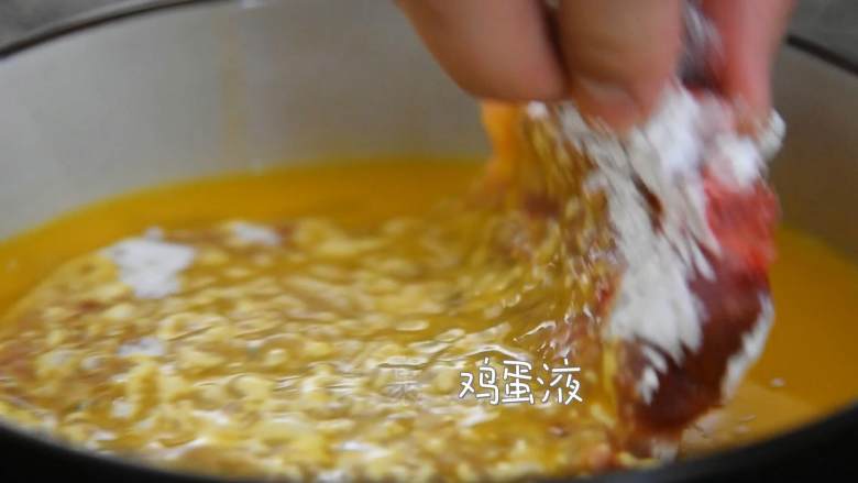 金黄酥脆的炸猪排,猪排裹上鸡蛋液,再裹上干淀粉。
再次裹上鸡蛋液。