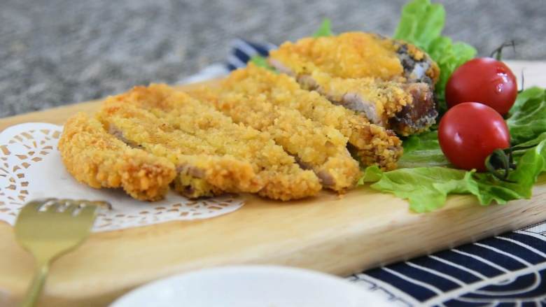 金黄酥脆的炸猪排,鲜嫩酥脆的炸猪排,每一口都是那么入味十足。