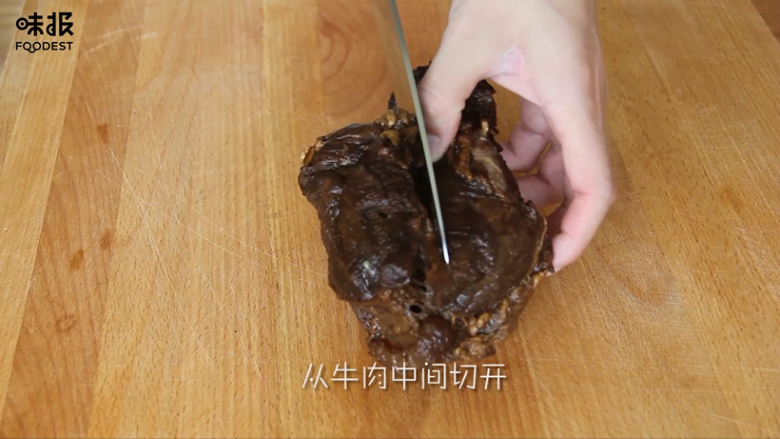 食欲大开的凉拌牛肉,第二天取出入味的牛肉,先从中间切一刀