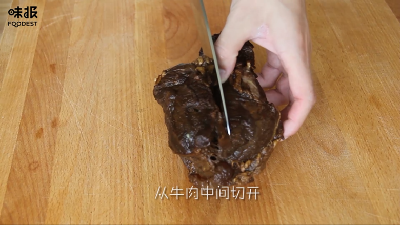 食欲大开的凉拌牛肉,第二天取出入味的牛肉，先从中间切一刀