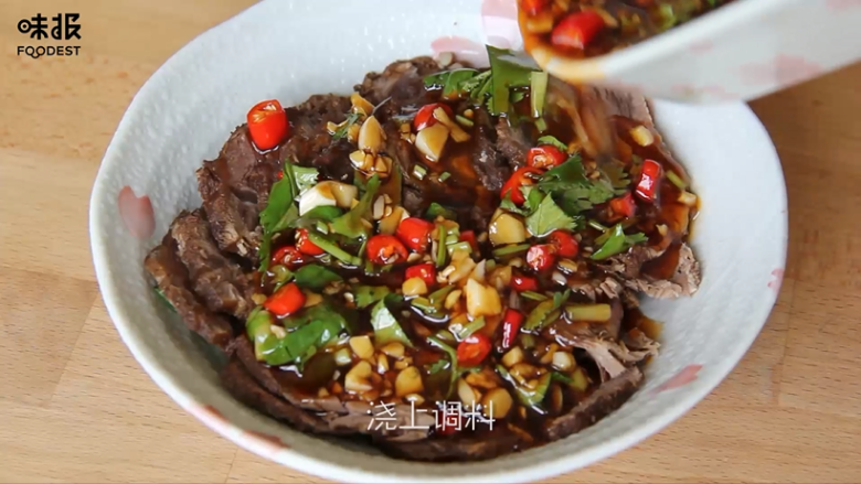 食欲大开的凉拌牛肉,均匀的浇在牛肉上