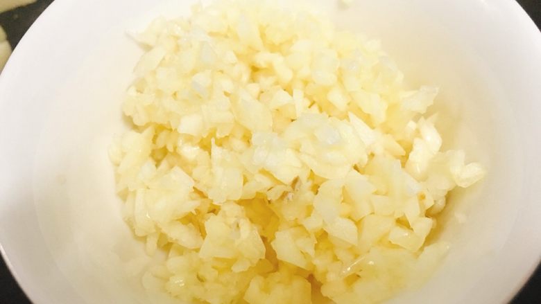 快手酸菜鱼 美味又开胃,2/3头<a style='color:red;display:inline-block;' href='/shicai/ 2795'>蒜头</a>去膜,切末。